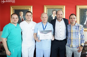 Die Anerkennung an die Augenklinik Svjetlost für die größte Anzahl installierter Synergy-Intraokularlinsen